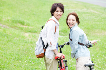 Obraz premium サイクリングデートするカップル