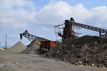 Fototapeta na wymiar 砕石工場 建設資材の生産現場