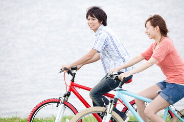 Obraz premium 自転車に乗る男女