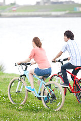 Fototapeta premium 自転車に乗る男女