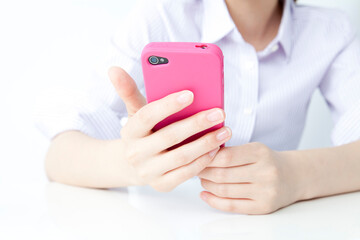 スマホを見るOL