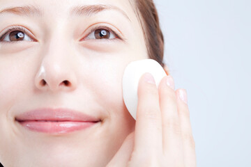 ベースメイクをする女性