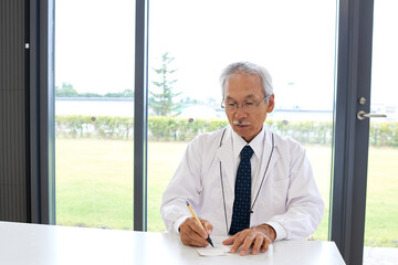 手紙を書く医者　病院の院長　手紙　年賀状　紹介状　学術論文