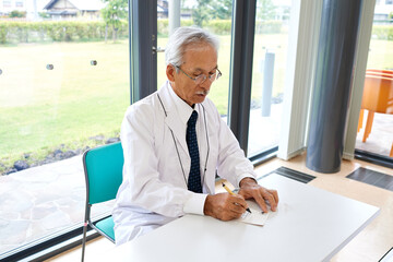 手紙を書く医者　病院の院長　手紙　年賀状　紹介状　学術論文