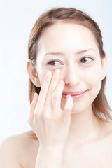 Fototapeta premium ベースメイクをする女性