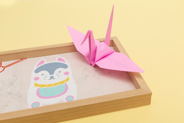 折り紙,鶴,ピンク,紫,折る,平和,和,狛犬,小物入れ.木製.鳥,白,黄