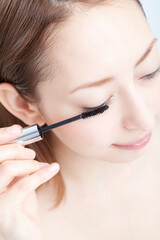 マスカラを塗る女性