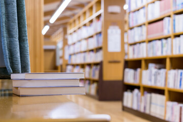 明るい図書館の中の本の風景