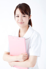 カルテを持つ看護師