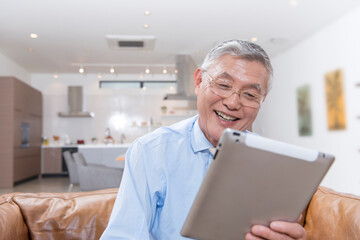 タブレットPCを見るシニア男性 © Paylessimages