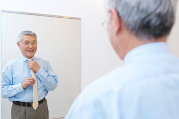 Obraz premium ネクタイを締める男性