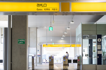 駅構内の改札口