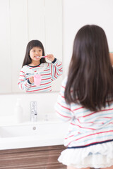 歯を磨く女の子