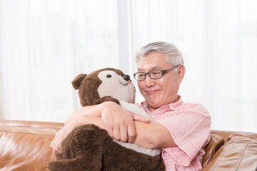 笑顔のシニア男性