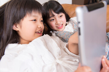 タブレットPCを見る女の子 © Paylessimages