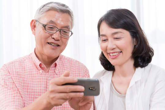 熟年夫婦 のストック写真 ロイヤリティフリーの画像 ベクター イラスト Adobe Stock