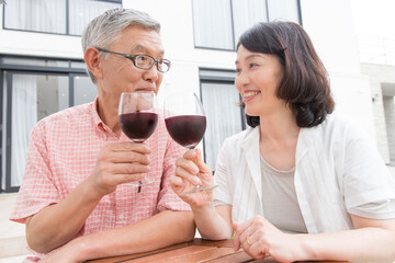 赤ワインを飲むシニア夫婦