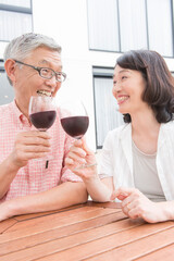 赤ワインを飲むシニア夫婦