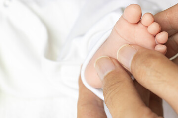 赤ちゃんの足の裏をマッサージするイメージ