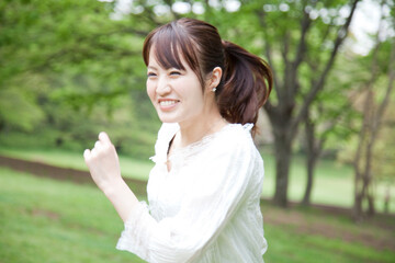 走る女性