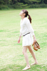 草原を裸足で歩く女性