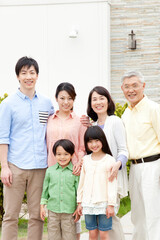 笑顔の三世代家族