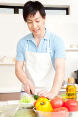 料理をする男性