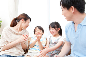 ソファで寛ぐ親子