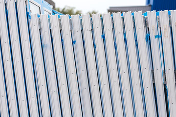 Obraz premium close-up plastic windows stand in a row, side view