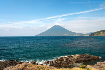 鹿児島県　開聞岳（薩摩富士）を長崎鼻からのぞむ
