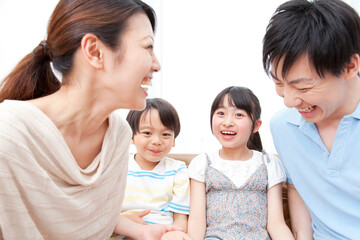 ソファで寛ぐ親子