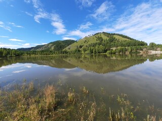 Fototapeta premium lake, landscape, water, mountain, nature, sky, mountains, reflection, river, forest, clouds, blue, scenic, tree, green, trees, summer, travel, autumn, panorama, beautiful, beauty, outdoors, pond, 