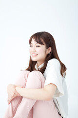 体育座りする女性