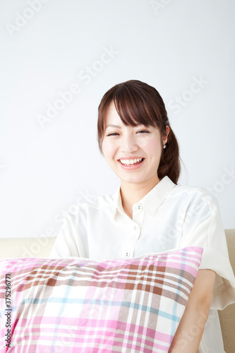 ソファに座る女性 Wall Mural Wallpaper Murals Wallsheaven Paylessimages