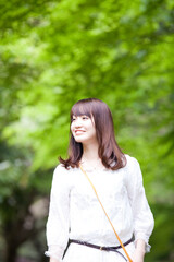 新緑と女性
