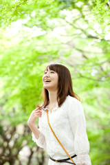 Fototapeta premium 新緑と女性
