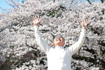 桜とシニア男性