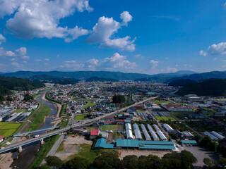 航空撮影した夏の高山市の農村地域の風景