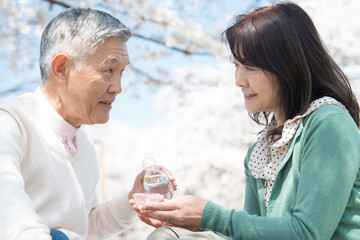 日本酒を注ぐミドル男性