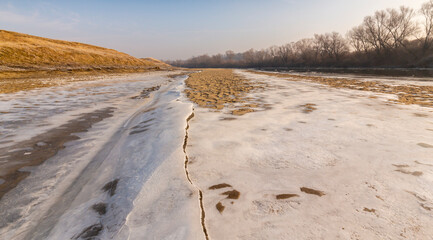 Fototapeta na wymiar Hoarfrost and fresh powder snow in winter, on a wild, beautiful, river bank