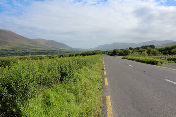 Wunderschöne Natur in Irland mit Wegen Straßen und Ausblick