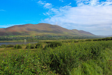 Wunderschöne Natur in Irland mit Wegen Straßen und Ausblick