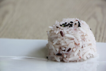 Close up mix of steam jasmine rice and berry rice.