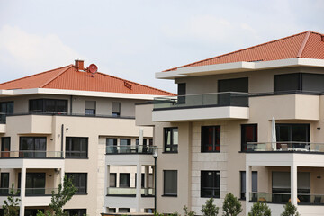 Modernes Apartmentgebäude im urbanen Stil