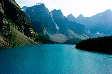 Fototapeta na wymiar 호수와 산맥