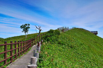 青空の下、展望台へと続く稜線の遊歩道。摩周湖第三展望台、北海道。
Pavement along the deep green ridgeline under the blue sky.Hokkaido,japan.