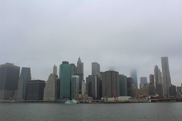 Fototapeta premium Manhatten New York City im Nebel Wolken Skyline 