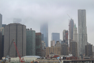 Fototapeta na wymiar Manhatten New York City im Nebel Wolken Skyline 