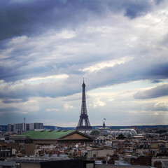 Fototapeta premium Paris mit Wolken 