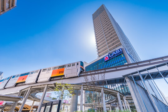 立川北駅付近を走行する多摩モノレールの車両